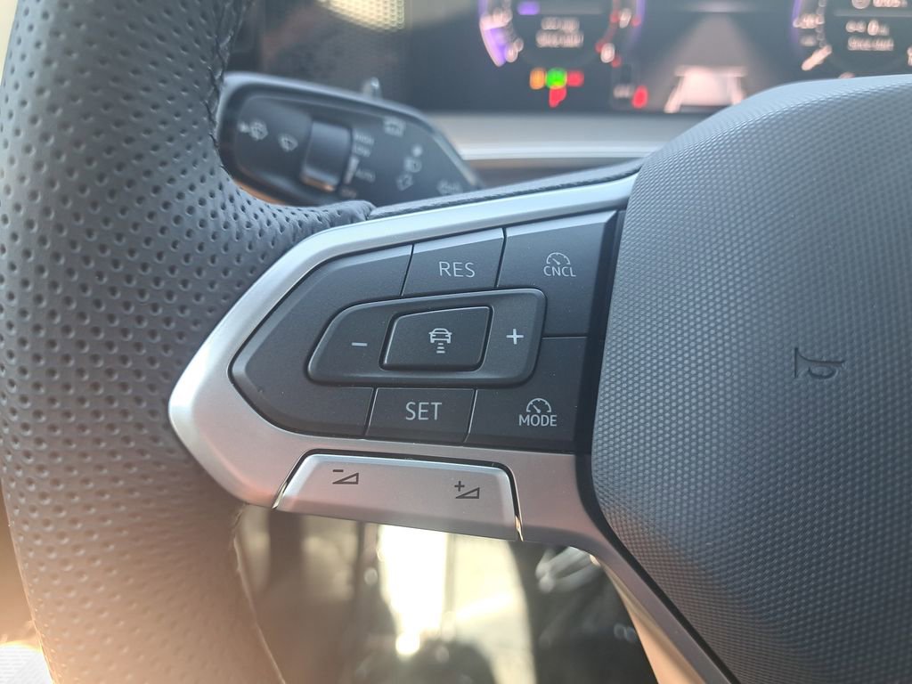 New 2025 Volkswagen Tiguan SE R-Line image 28