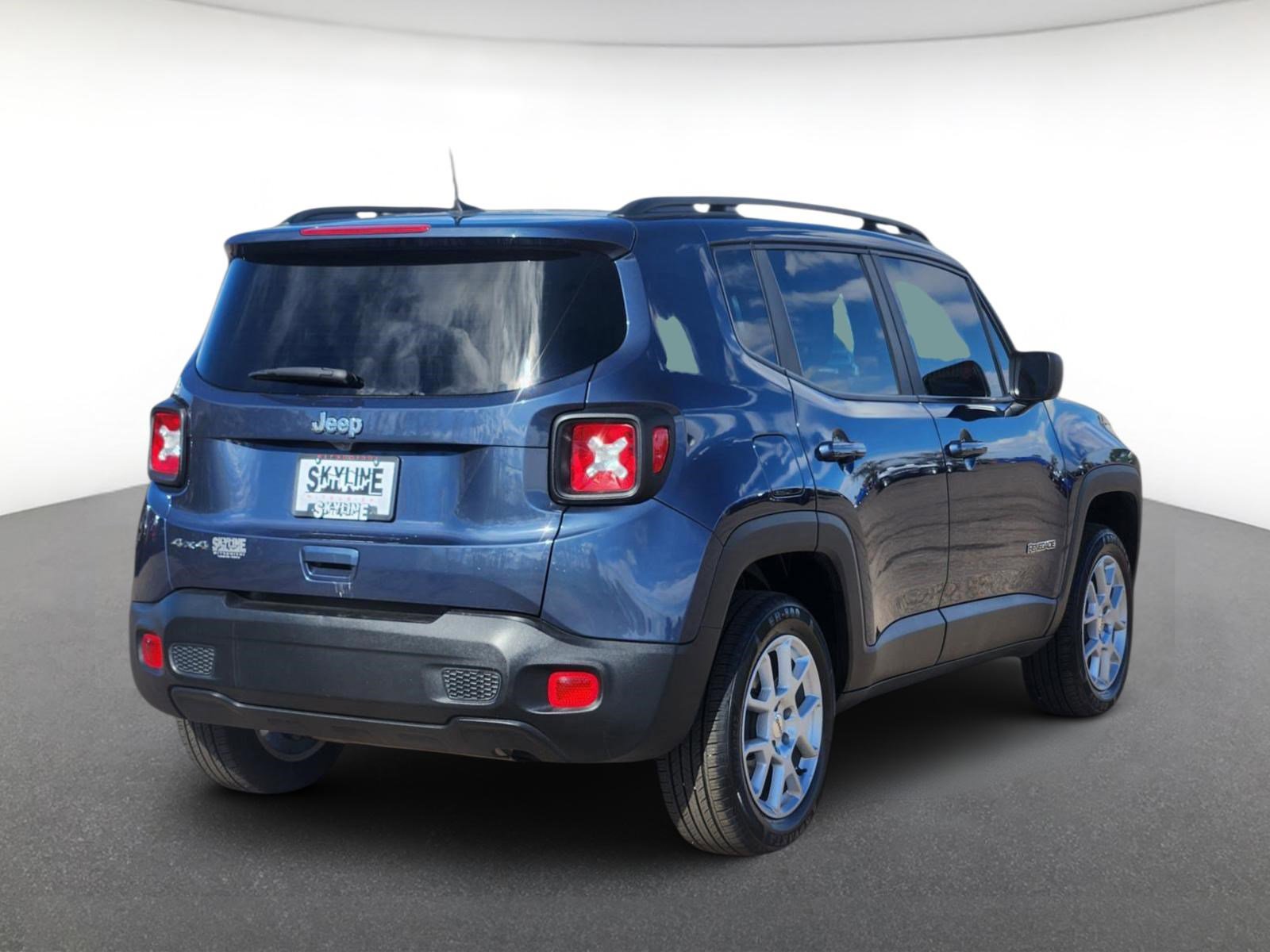 Used 2023 Jeep Renegade Latitude w/ Premium Group AWD/4WD image 3