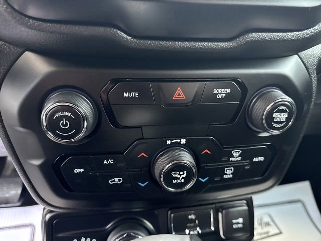 Used 2019 Jeep Renegade Latitude w/ Cold Weather Group image 18