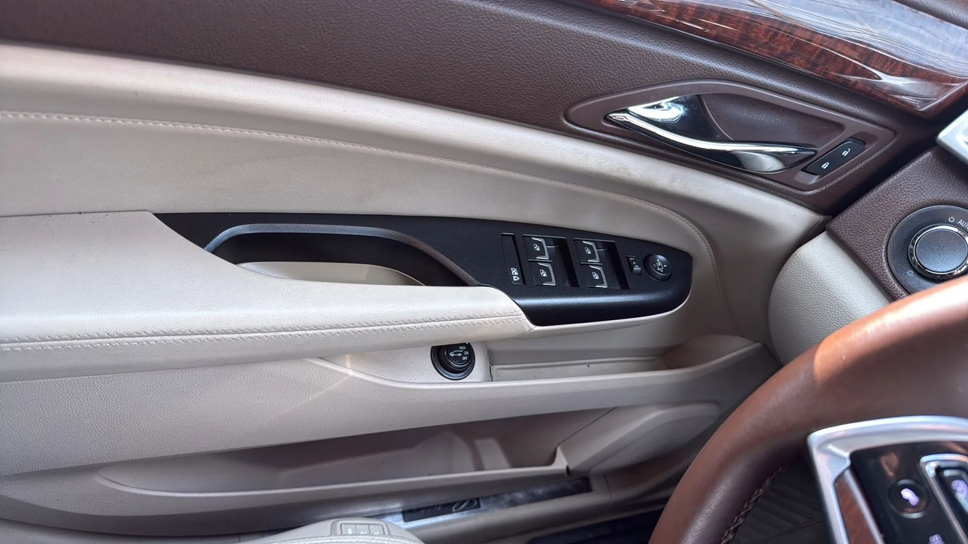 Used 2015 Cadillac SRX Luxury w/ Driver Awareness Package image 22