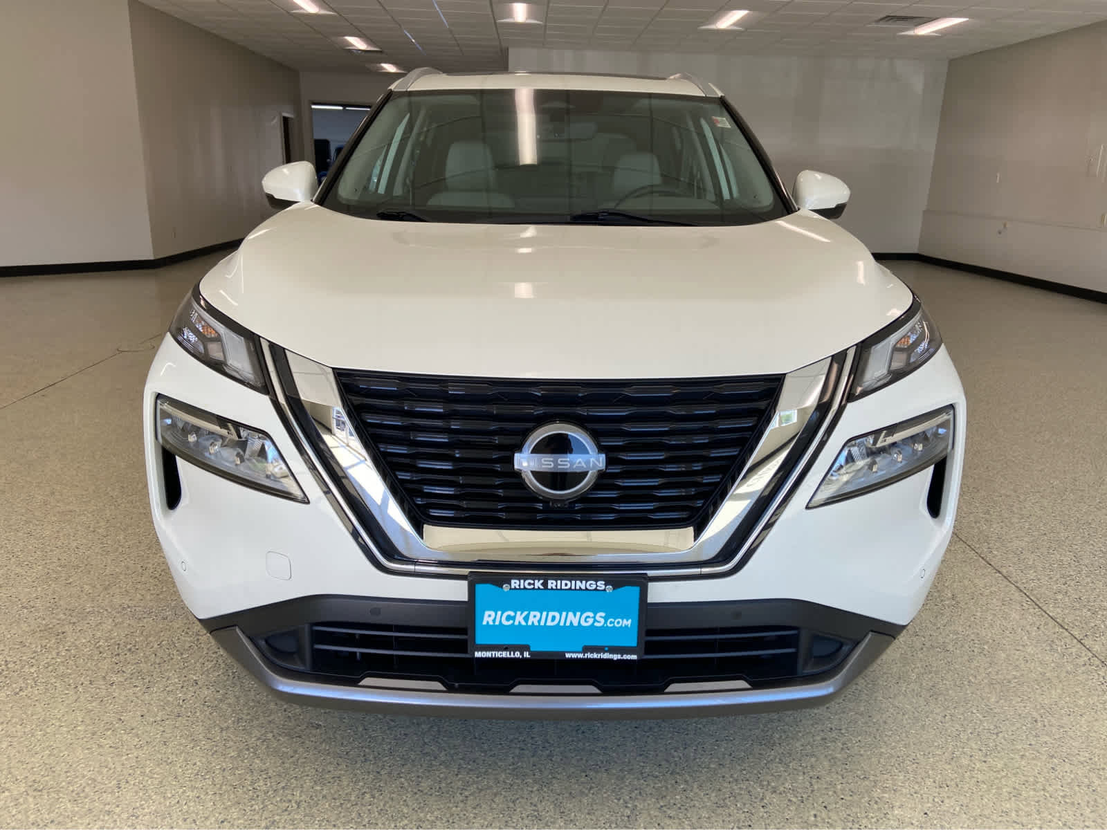 Used 2023 Nissan Rogue SL w/ SL Premium Package image 3