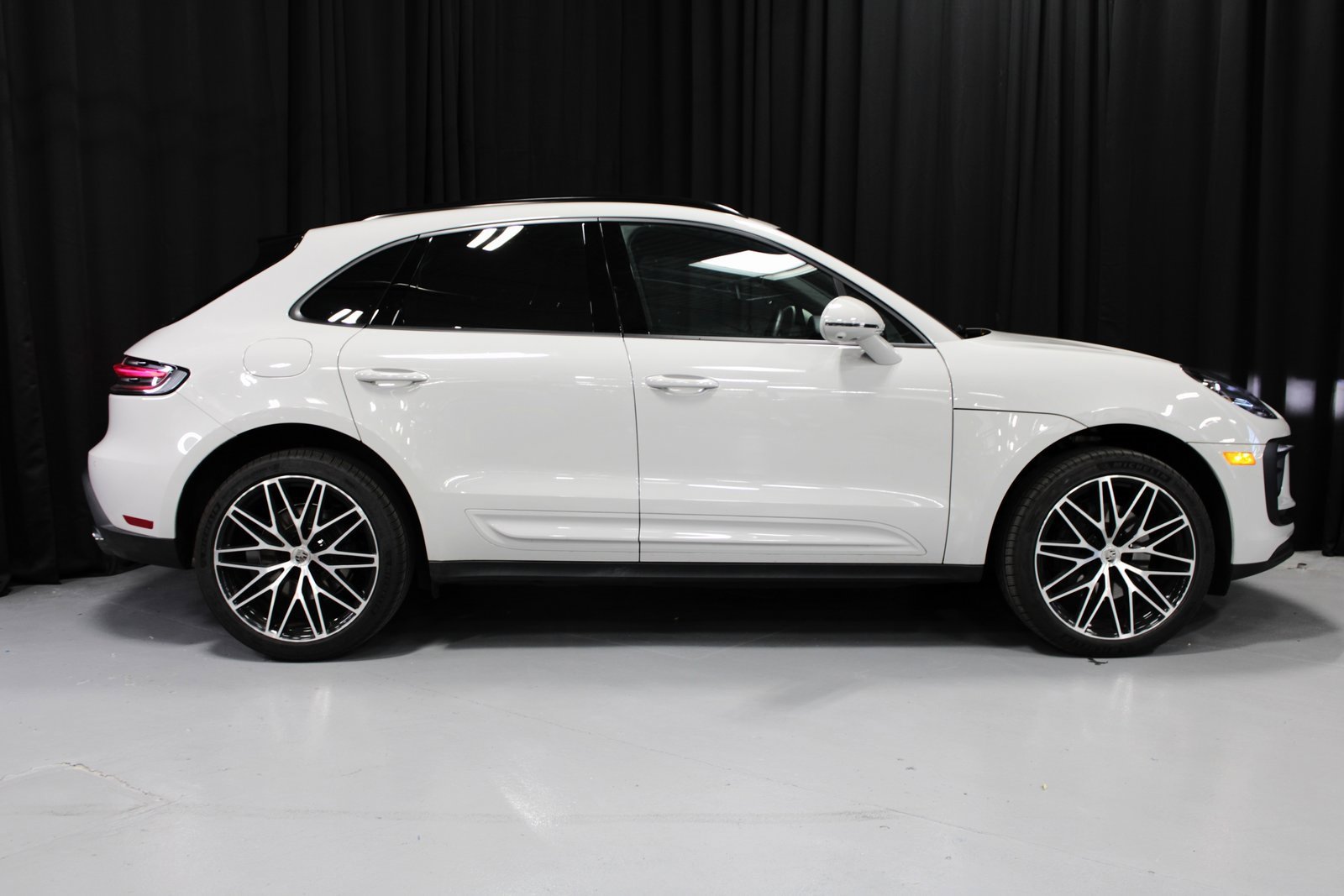 Used 2025 Porsche Macan image 8