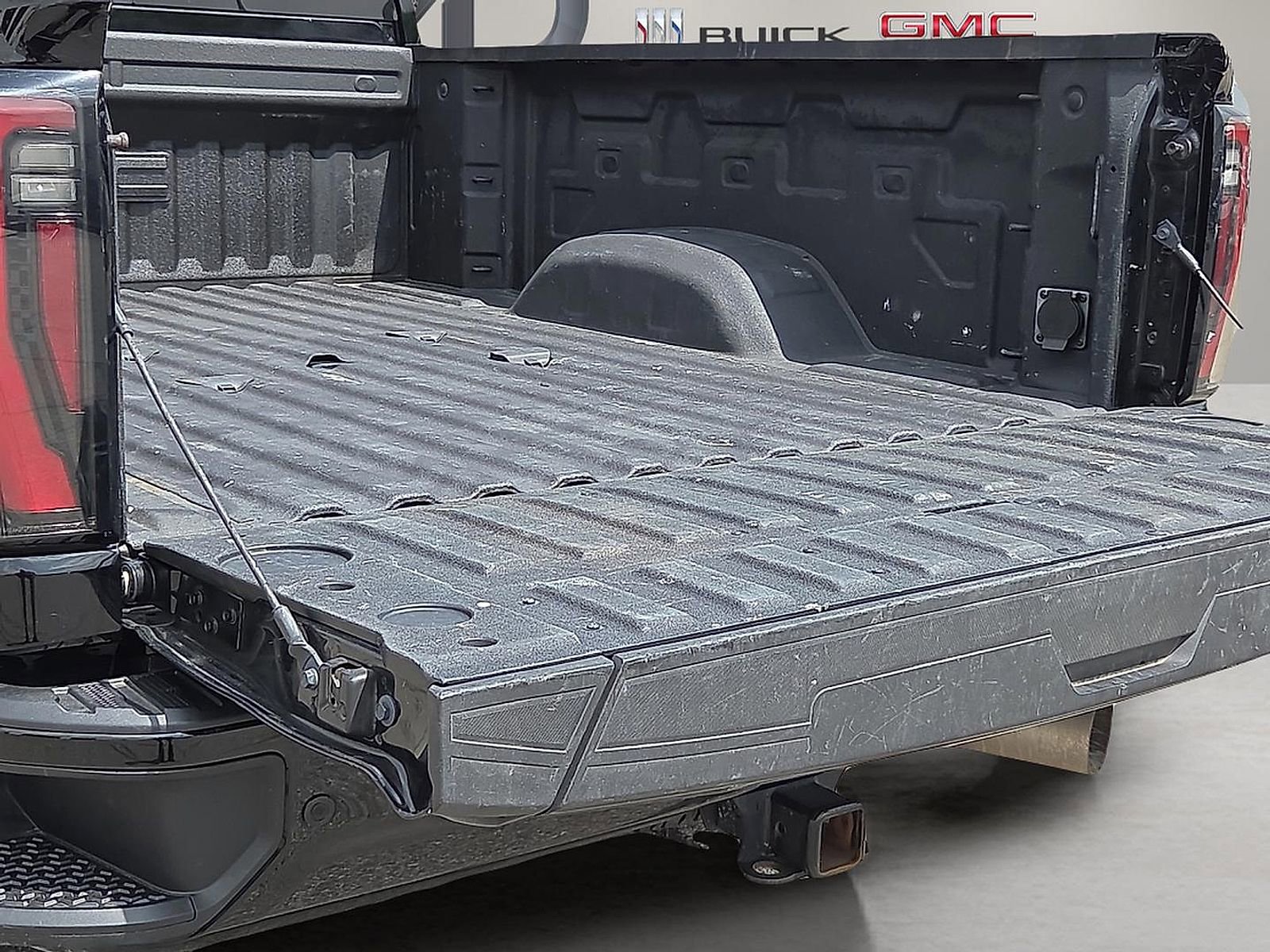 Used 2025 GMC Sierra 2500 AT4 w/ AT4 Premium Plus Package AWD/4WD image 9