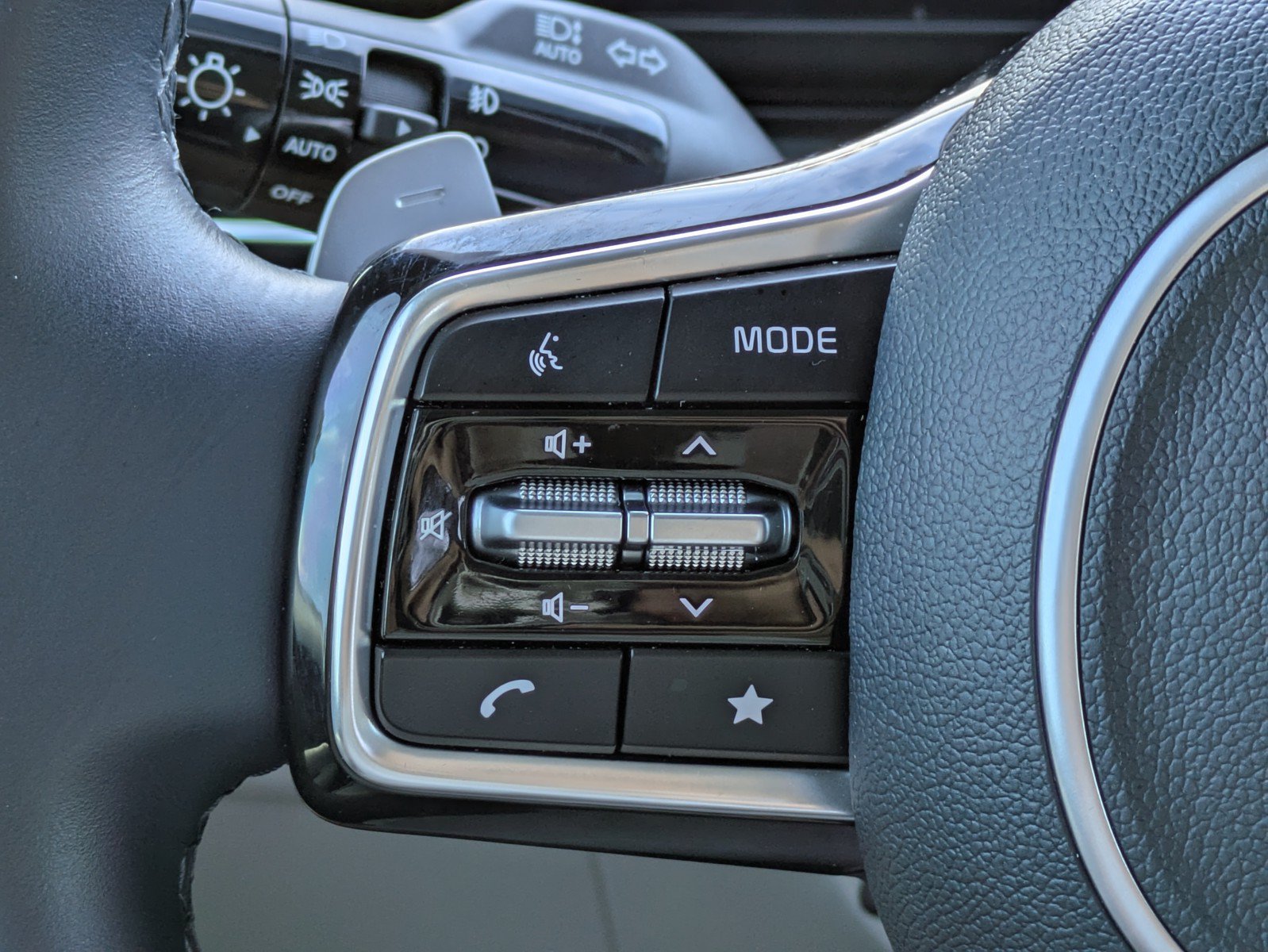 Certified 2025 Kia Carnival SX FWD image 22