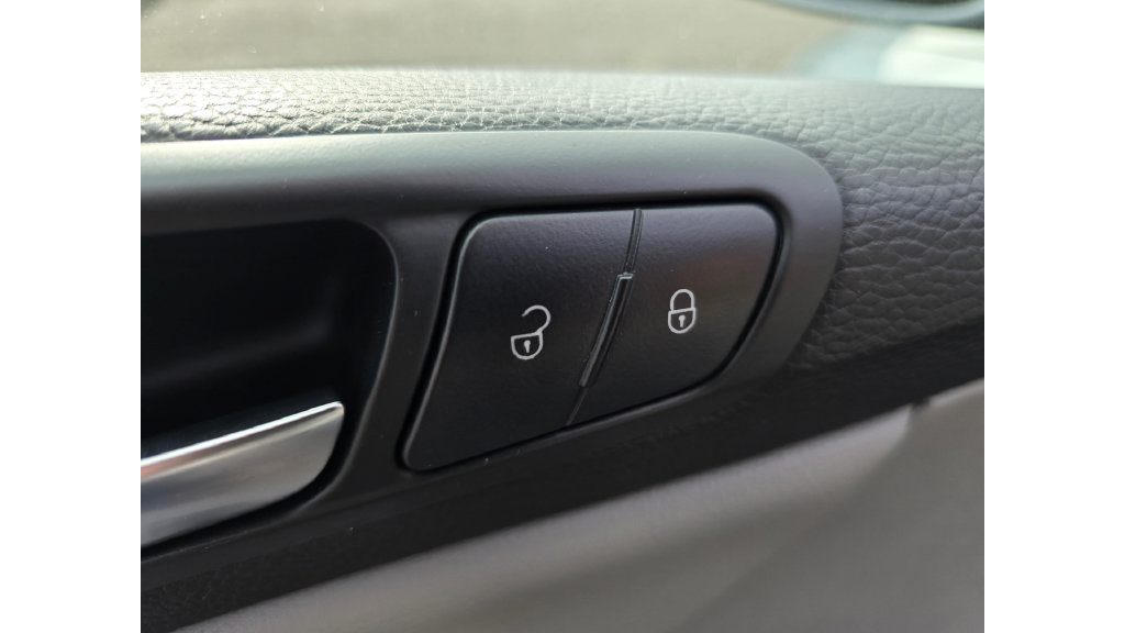 Used 2009 Volkswagen Passat Komfort FWD image 21
