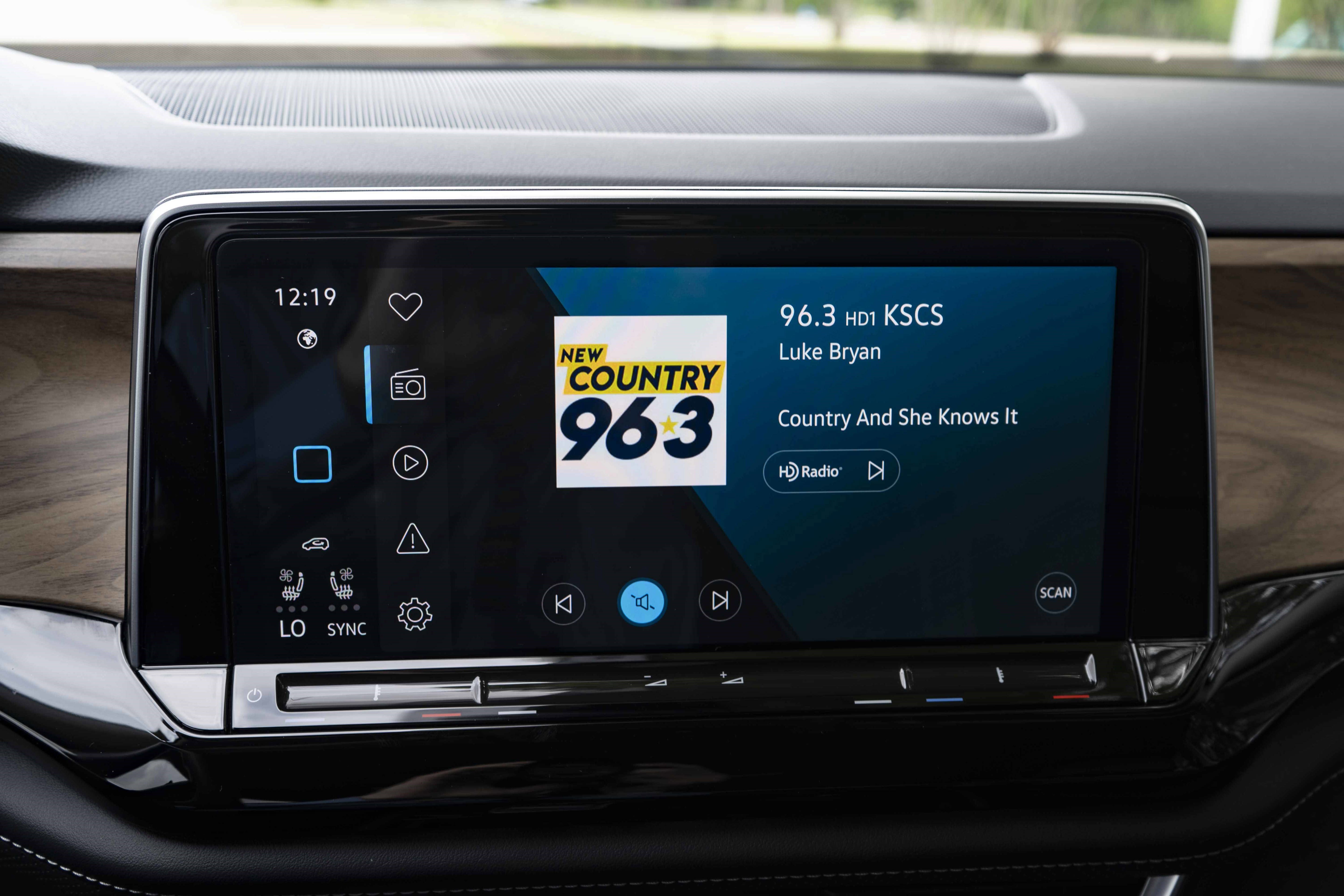 Used 2024 Volkswagen Atlas SE w/ Black Wheel Package FWD image 31