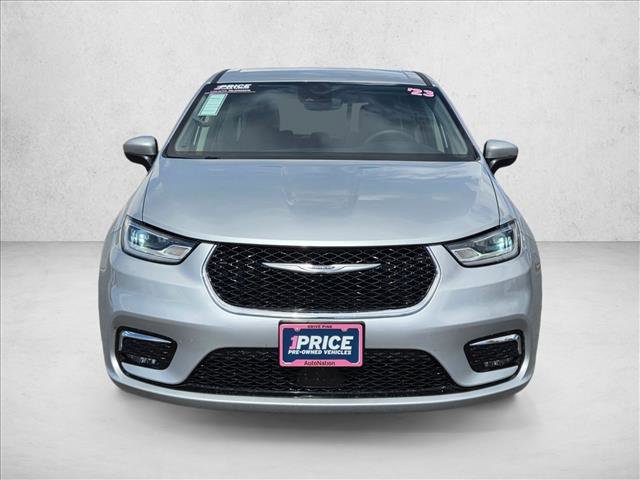 Used 2023 Chrysler Pacifica Touring-L FWD image 2