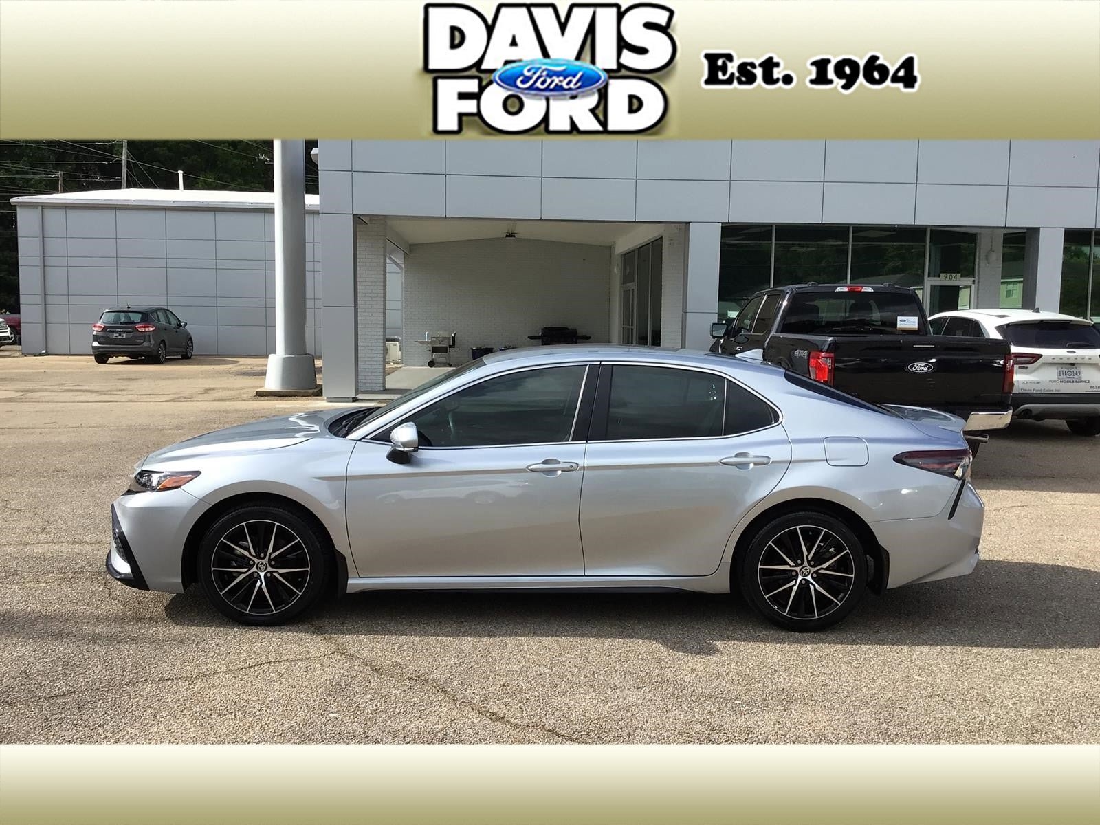 Used 2024 Toyota Camry SE FWD image 4