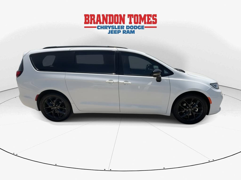 Used 2025 Chrysler Pacifica Limited FWD image 9