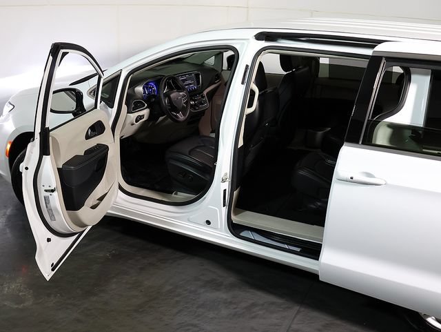Used 2024 Chrysler Pacifica Touring-L FWD image 5