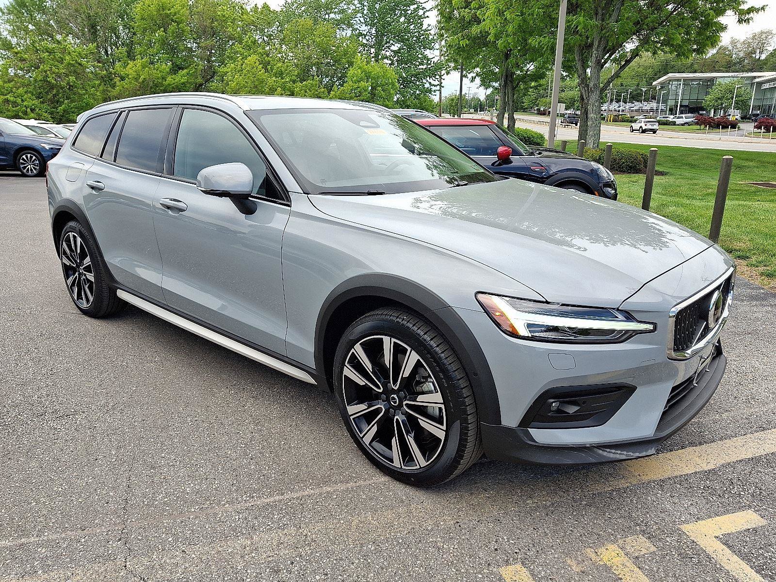 Certified 2025 Volvo V60 B5 Cross Country Ultra w/ Climate Package AWD/4WD image 1