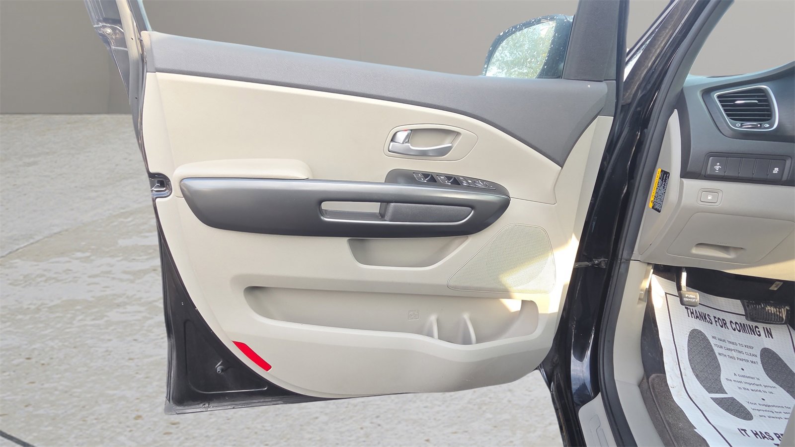 Used 2018 Kia Sedona L image 25