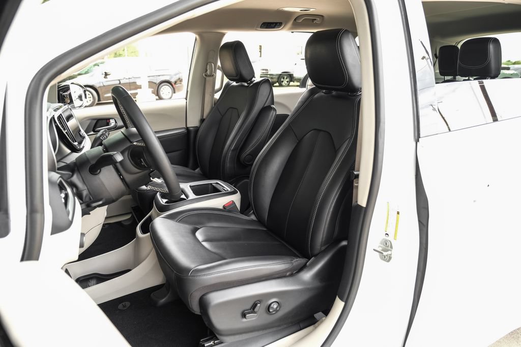 Used 2024 Chrysler Pacifica Touring-L FWD image 8