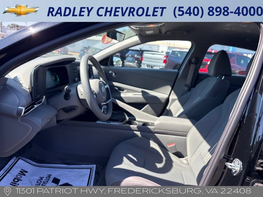 Used 2025 Hyundai Elantra Hybrid FWD image 3