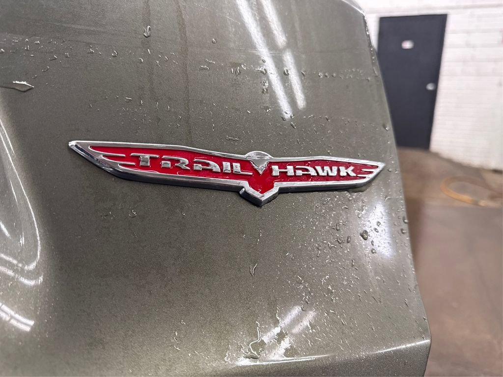 Used 2020 Jeep Cherokee Trailhawk image 14