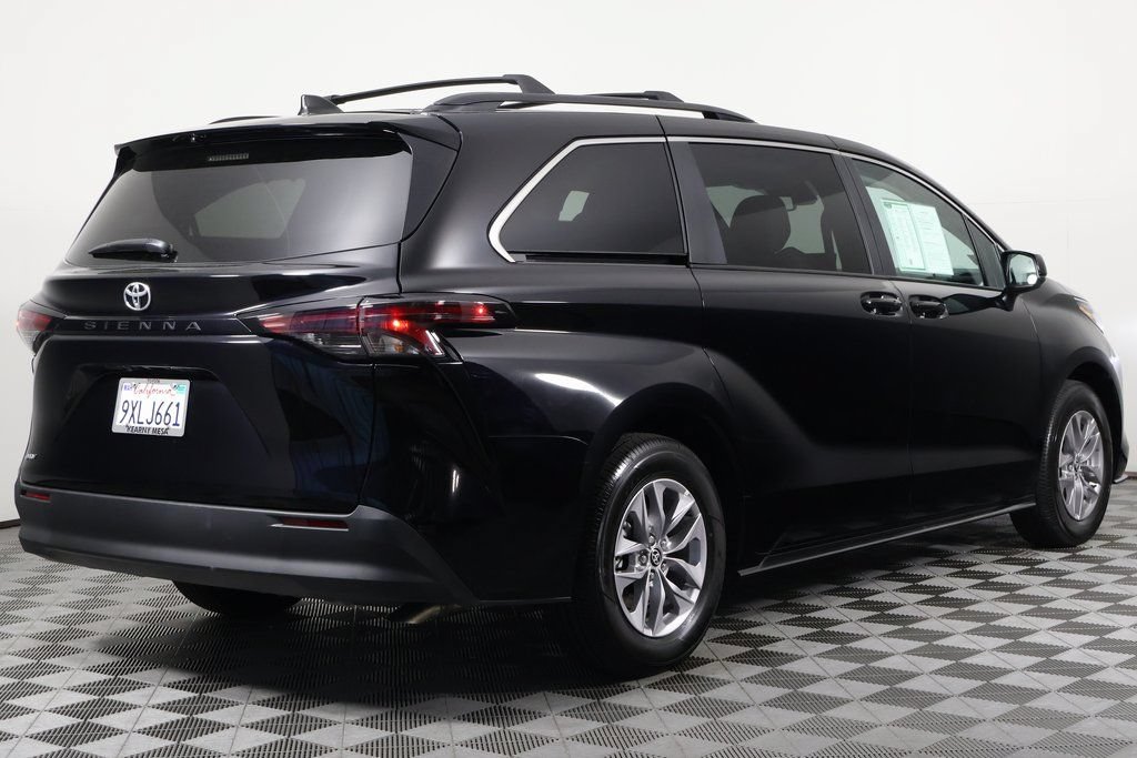Used 2026 Toyota Sienna LE FWD image 4