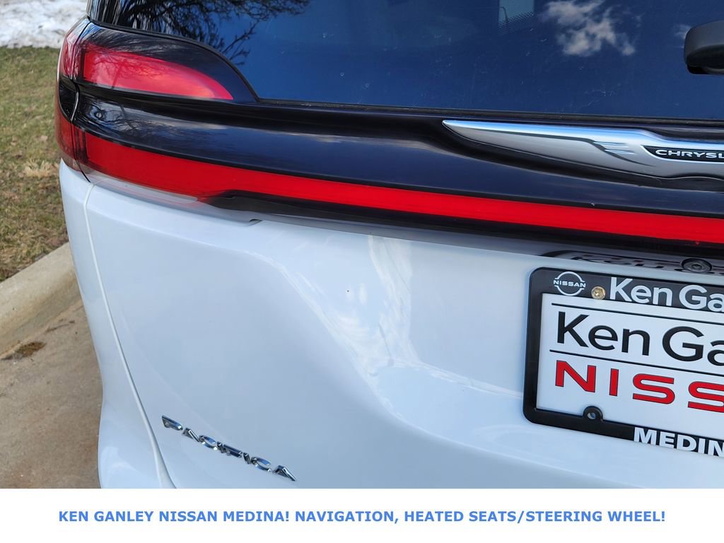 Used 2024 Chrysler Pacifica Select image 16