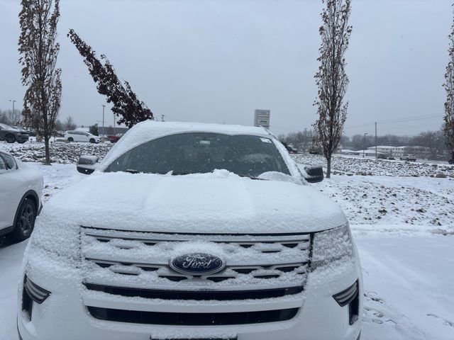 Used 2019 Ford Explorer XLT image 2