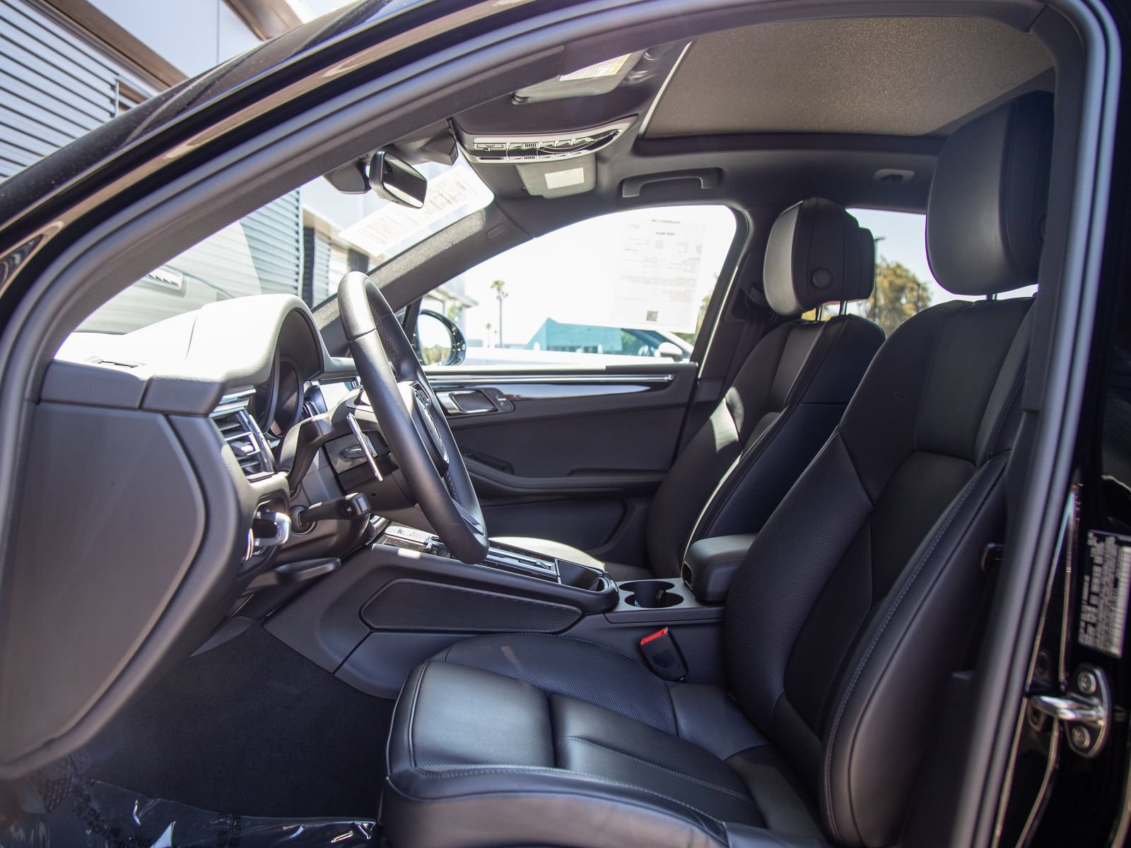 Certified 2023 Porsche Macan AWD/4WD image 5
