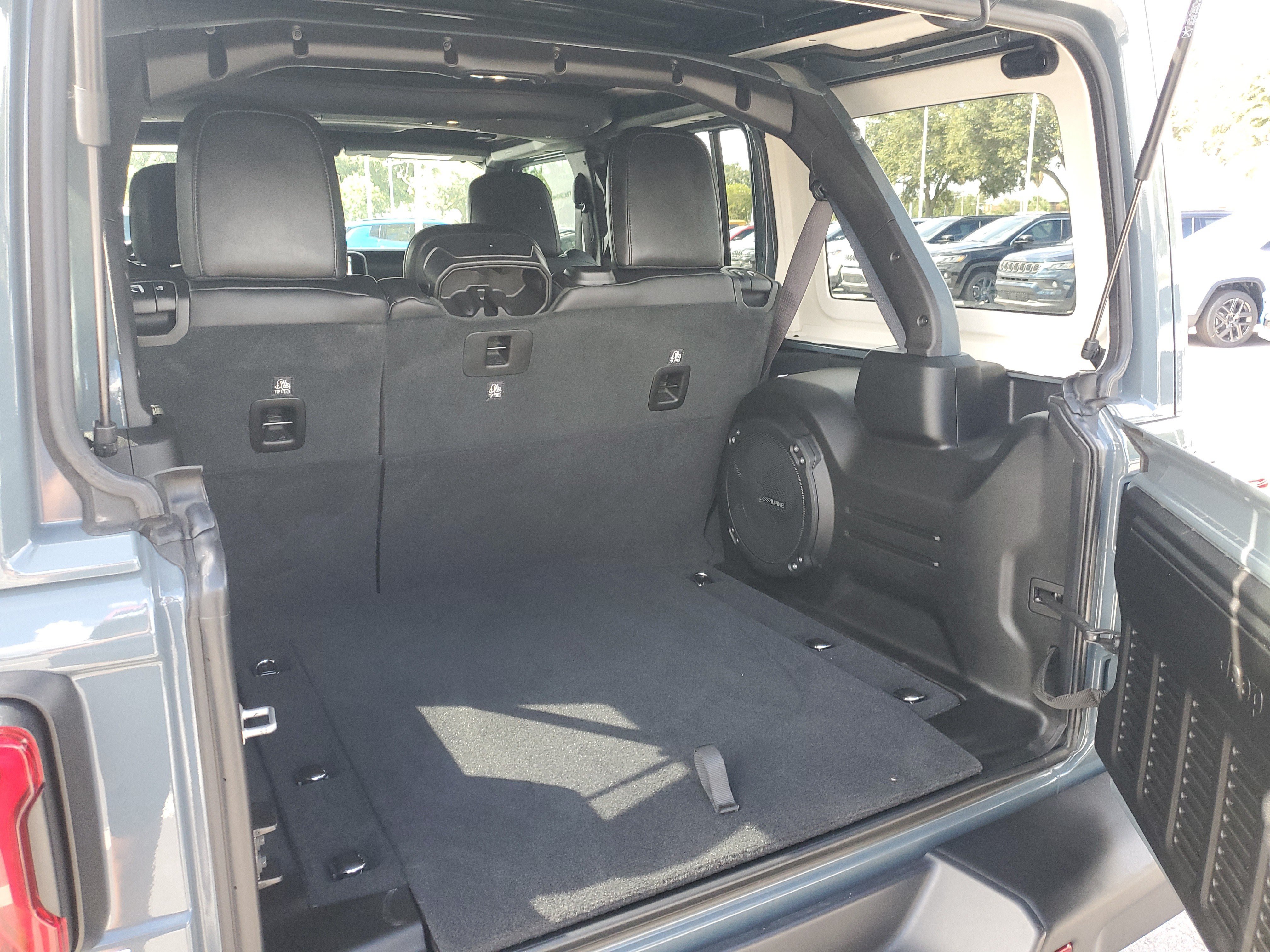 Used 2025 Jeep Wrangler Unlimited Rubicon AWD/4WD image 8