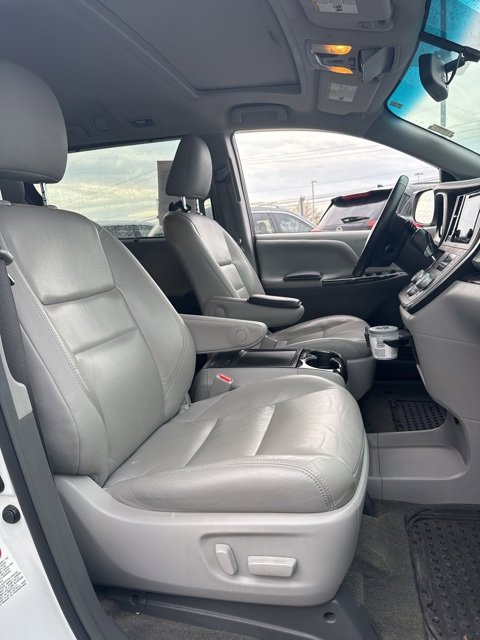 Used 2017 Toyota Sienna XLE w/ XLE Navigation Package image 15