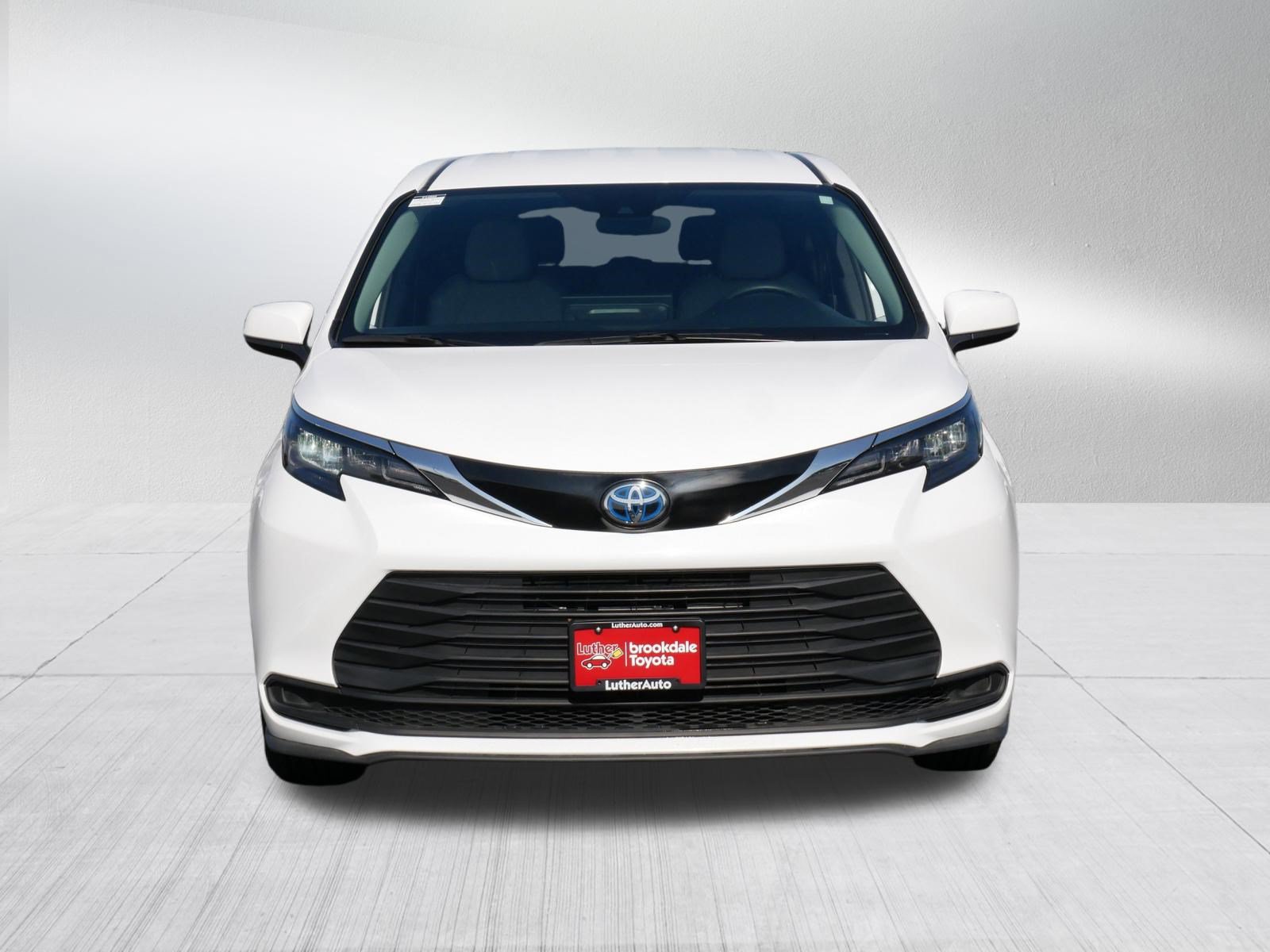 Certified 2025 Toyota Sienna LE FWD image 2
