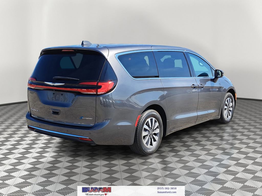 Used 2022 Chrysler Pacifica Touring-L w/ Uconnect Theater Family Group image 4