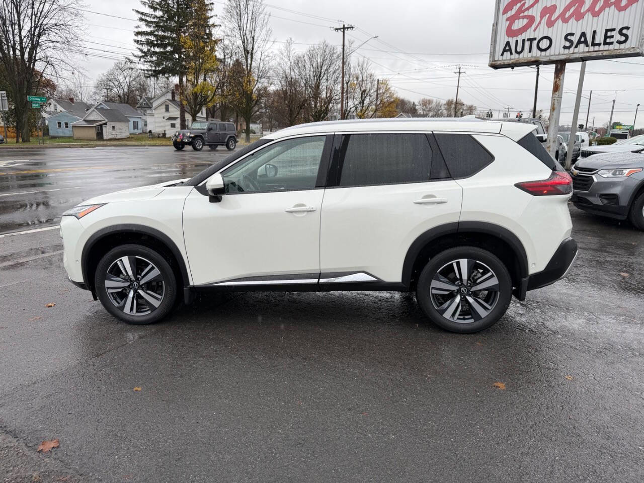 Used 2023 Nissan Rogue Platinum w/ Platinum Premium Package image 2