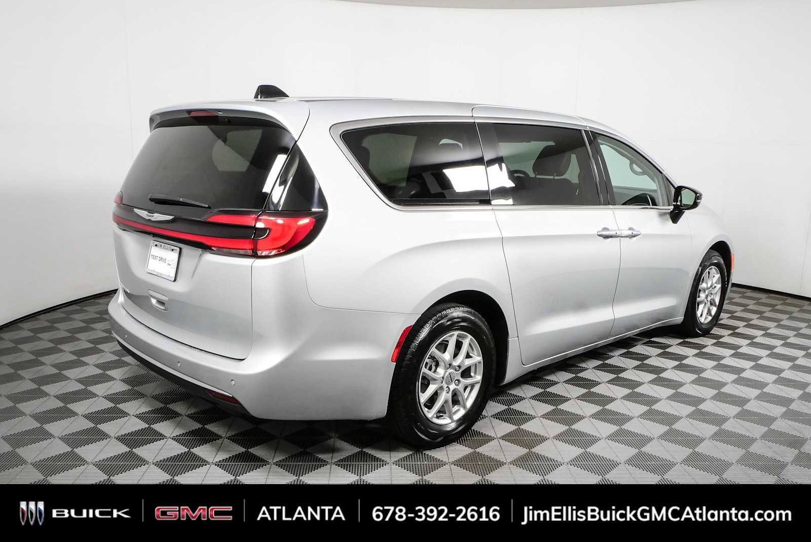 Used 2024 Chrysler Pacifica Touring-L FWD image 3
