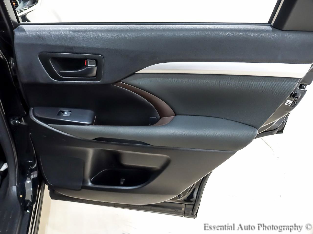 Used 2016 Toyota Highlander LE AWD/4WD image 27