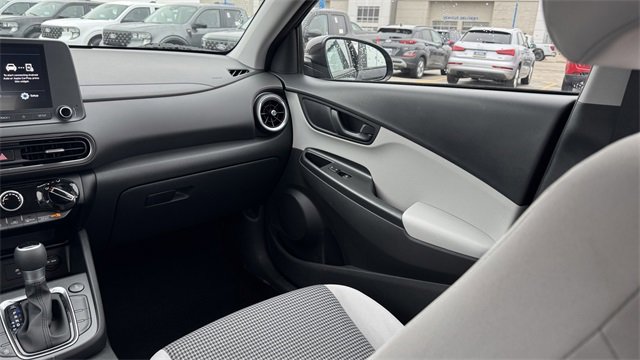 Used 2023 Hyundai Kona SE image 17