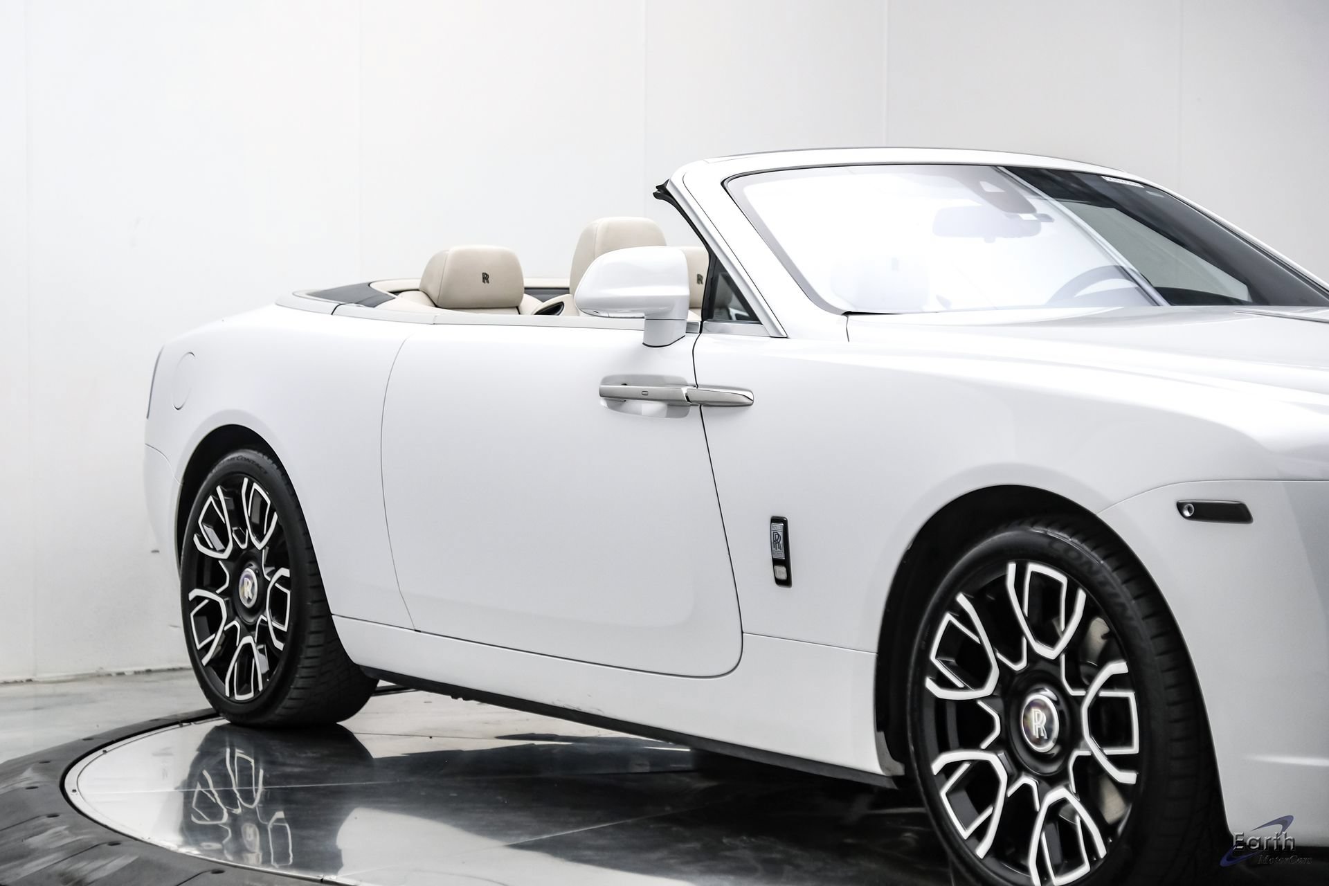 Used 2017 Rolls-Royce Dawn RWD image 33