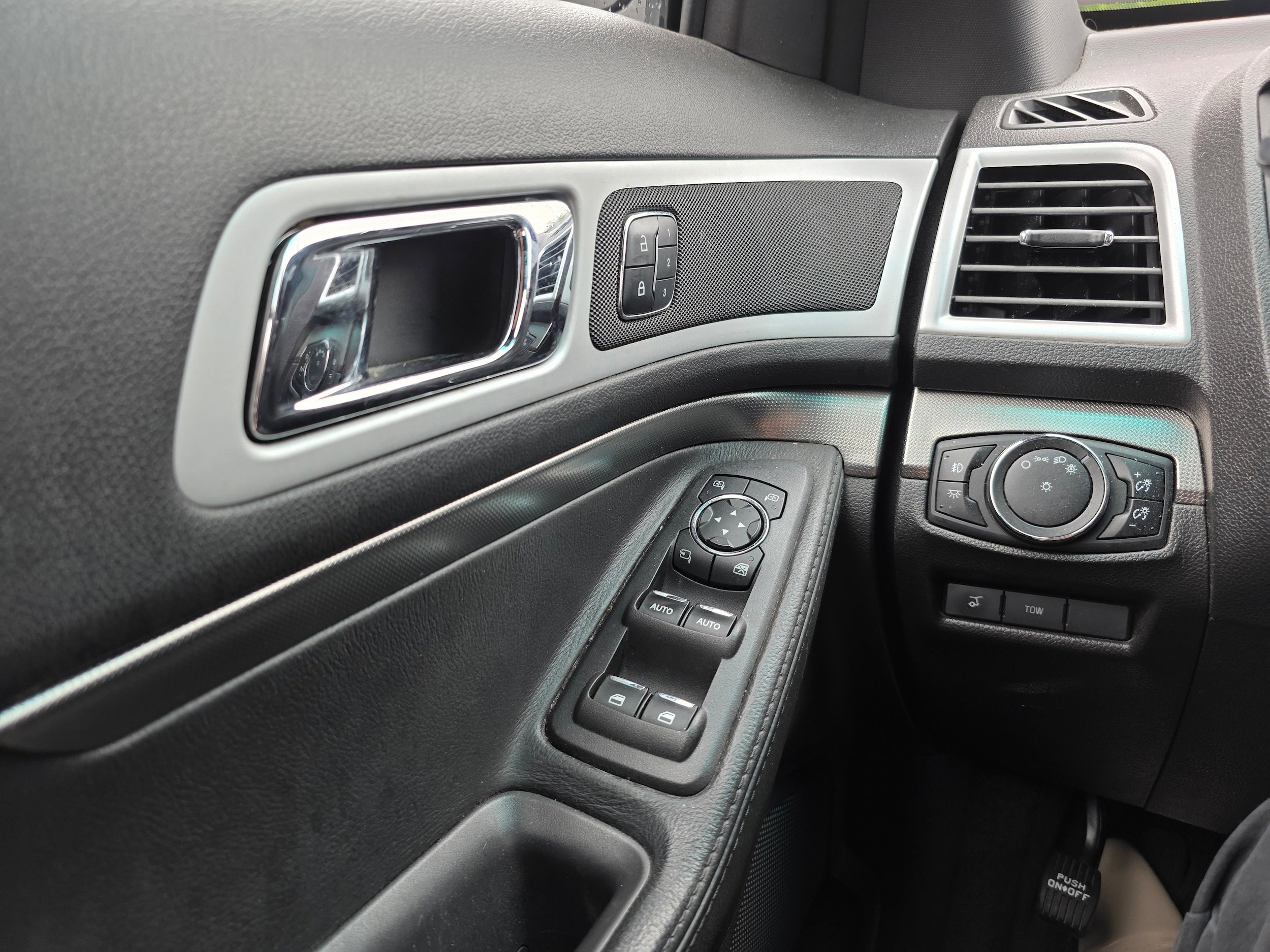 Used 2015 Ford Explorer Sport w/ Equipment Group 401A AWD/4WD image 17