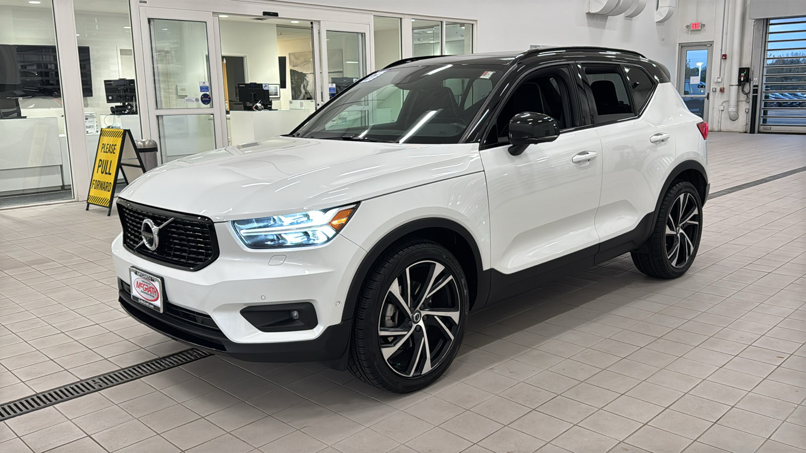 Used 2021 Volvo XC40 T5 R-Design w/ Protection Package AWD/4WD image 9