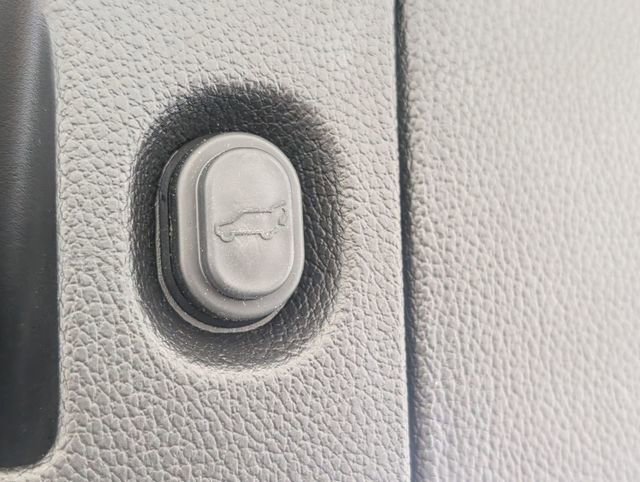 Used 2018 Chevrolet Tahoe LT image 30