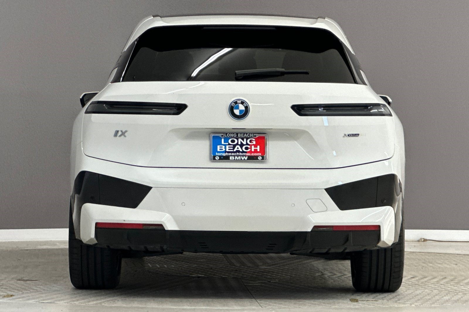 Used 2024 BMW iX xDrive50 w/ Sport Package AWD/4WD image 9