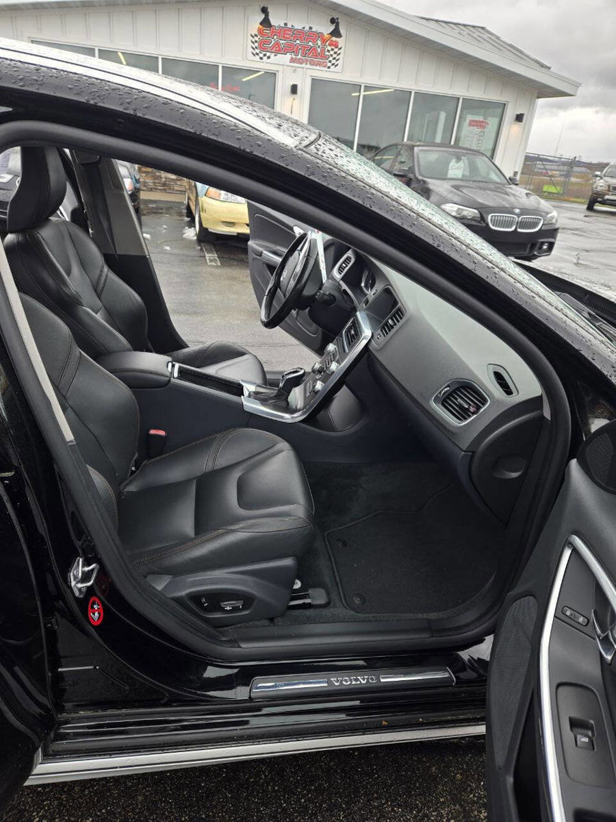 Used 2016 Volvo V60 T5 Cross Country image 3