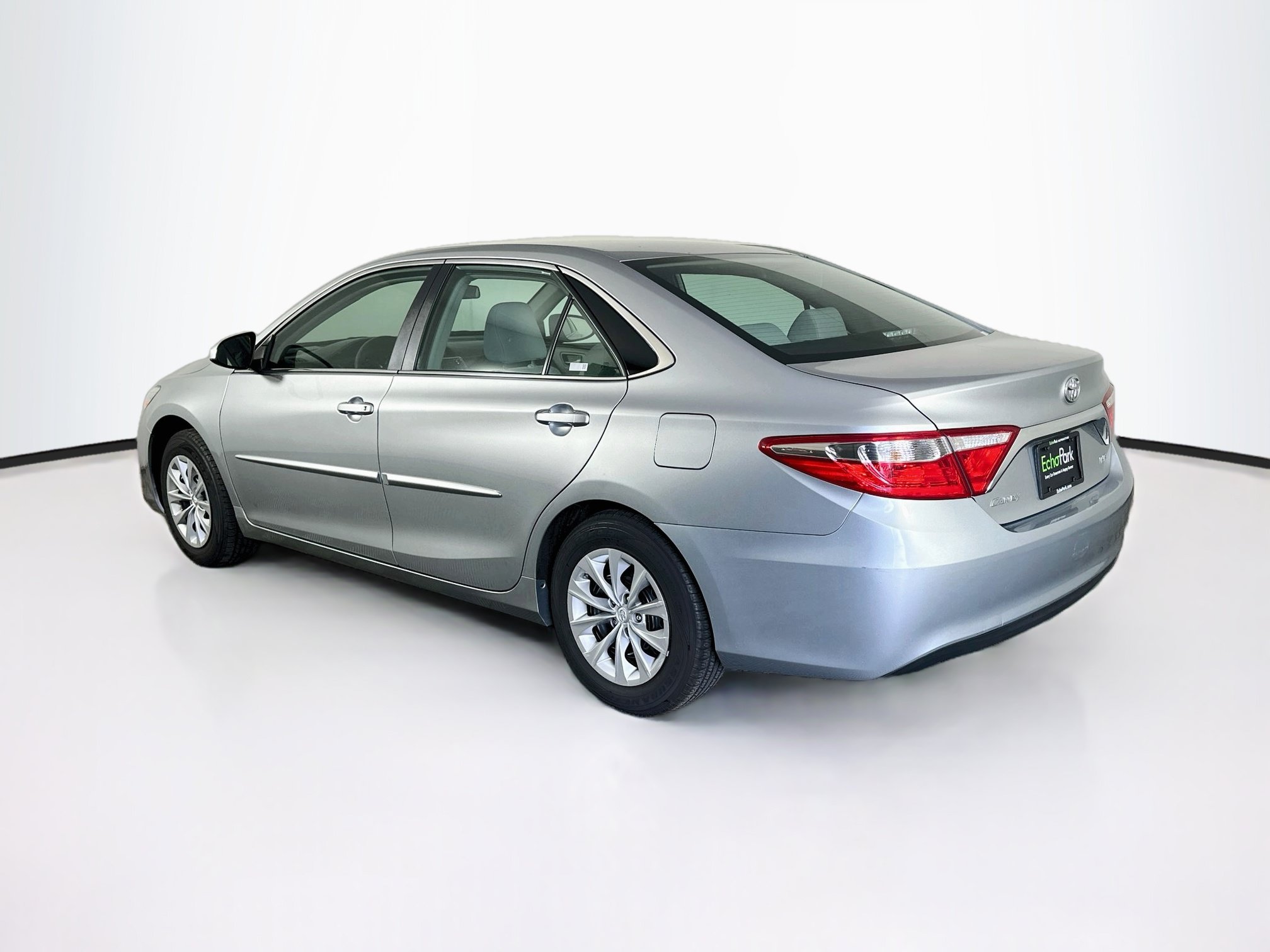 Used 2017 Toyota Camry LE FWD image 5