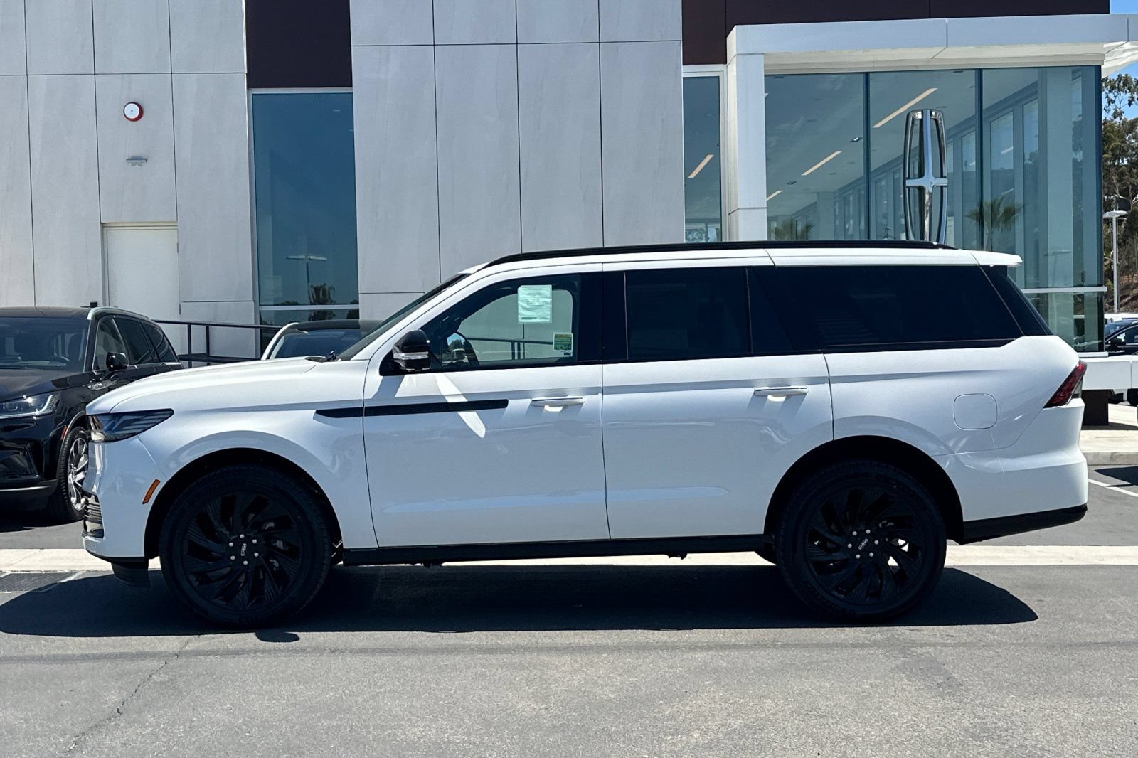 New 2026 Lincoln Navigator Reserve w/ Jet Appearance Package AWD/4WD image 6