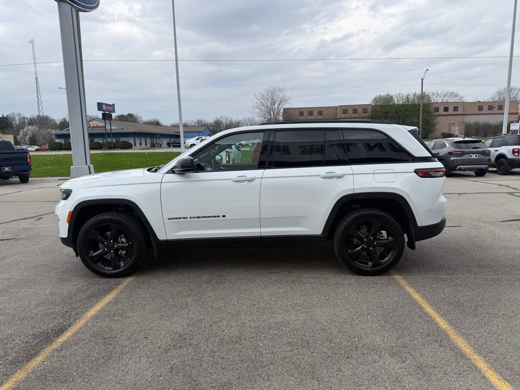 Used 2025 Jeep Grand Cherokee Altitude image 32