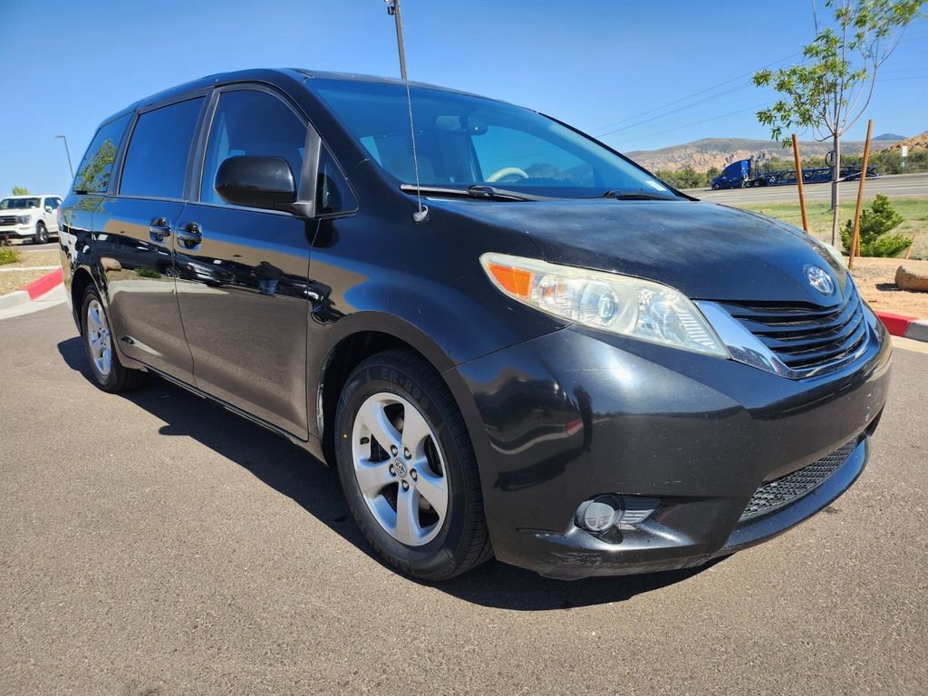 Used 2012 Toyota Sienna LE w/ Towing Pkg FWD image 2