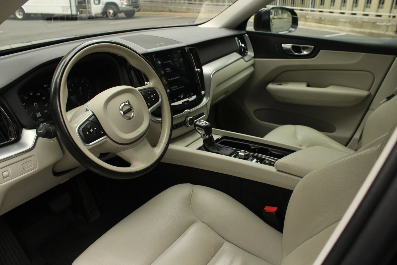 Used 2019 Volvo XC60 T5 Momentum w/ Multimedia Package AWD/4WD image 13