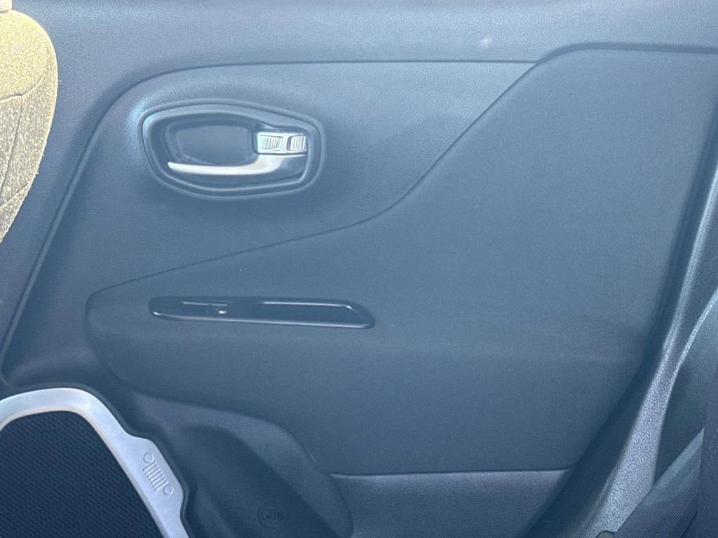 Used 2018 Jeep Renegade Latitude w/ Popular Equipment Group image 15