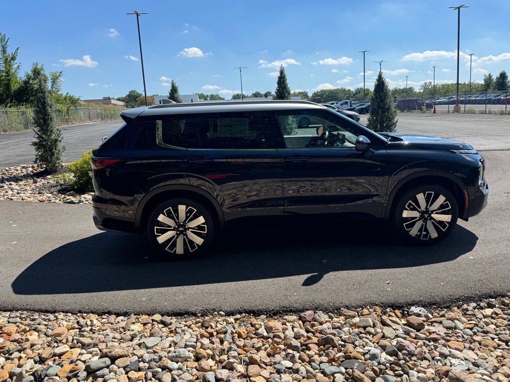 Used 2025 Mitsubishi Outlander AWD image 6