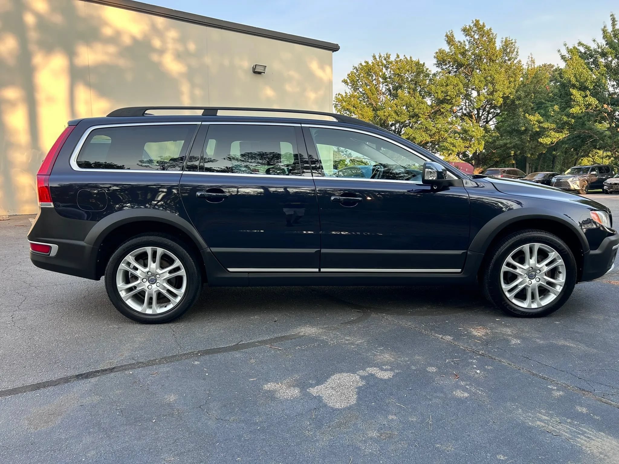 Used 2016 Volvo XC70 T5 Premier w/ Proximity Package AWD/4WD image 2