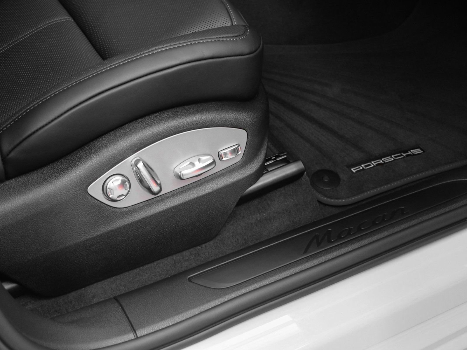 Certified 2025 Porsche Macan image 18