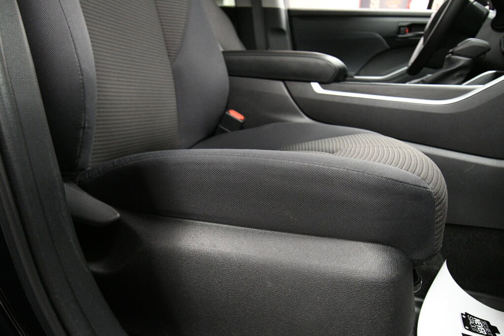 Certified 2023 Toyota Highlander L image 25