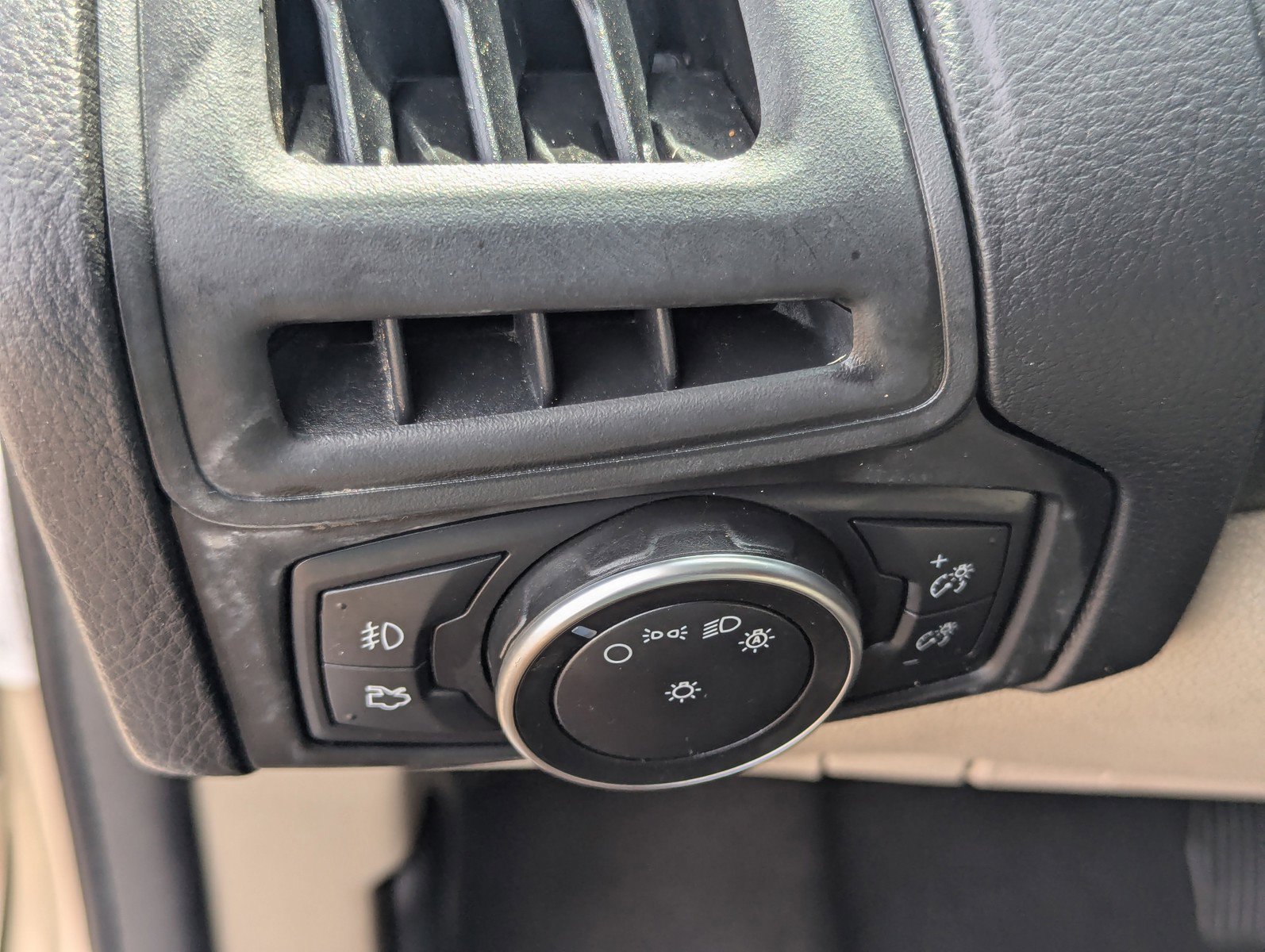 Used 2018 Ford Focus SE w/ SE Appearance Package image 15