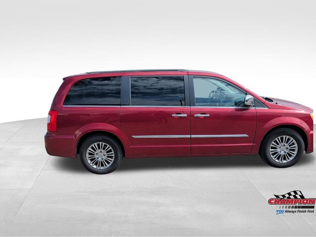 Used 2013 Chrysler Town & Country Touring-L w/ Entertainment Group #2 FWD image 6