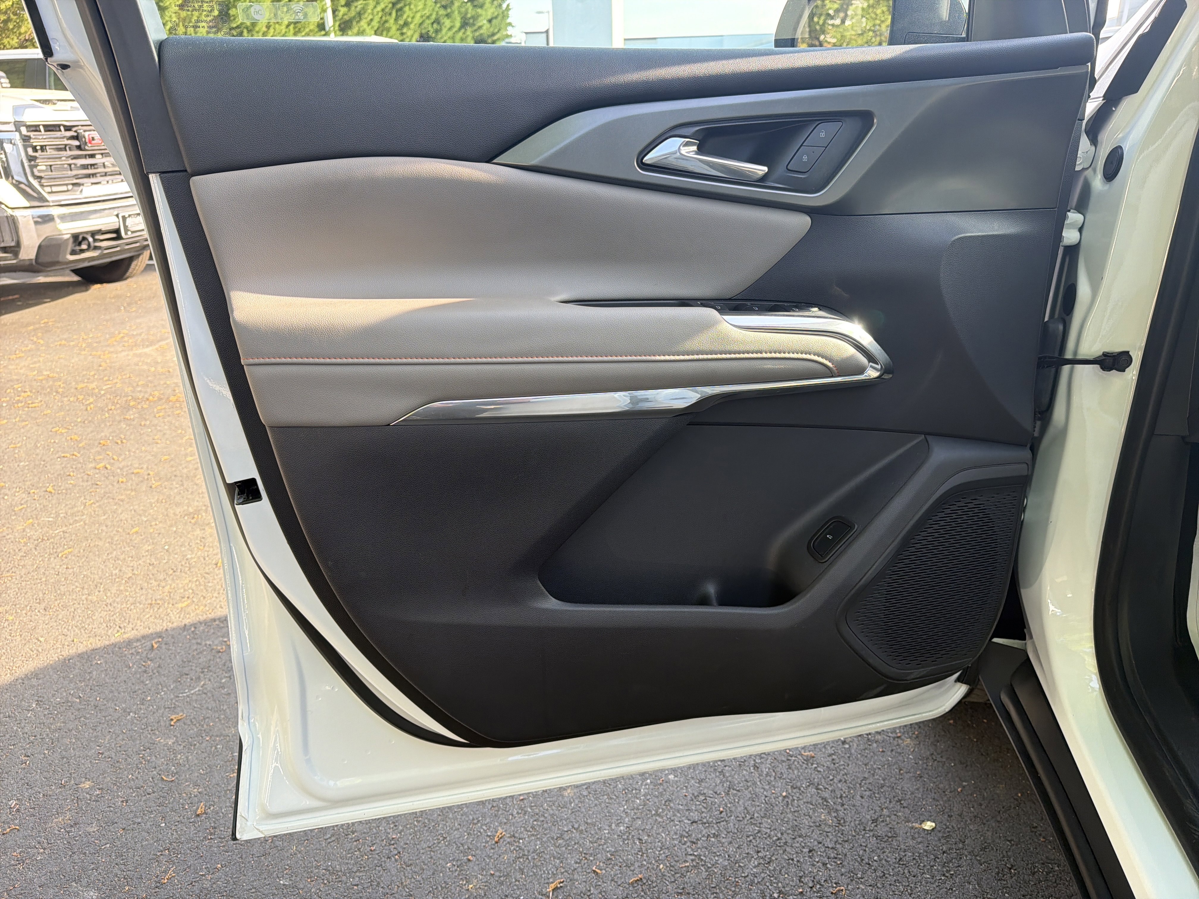 Used 2025 Chevrolet Traverse LT w/ Driver Confidence Package image 14